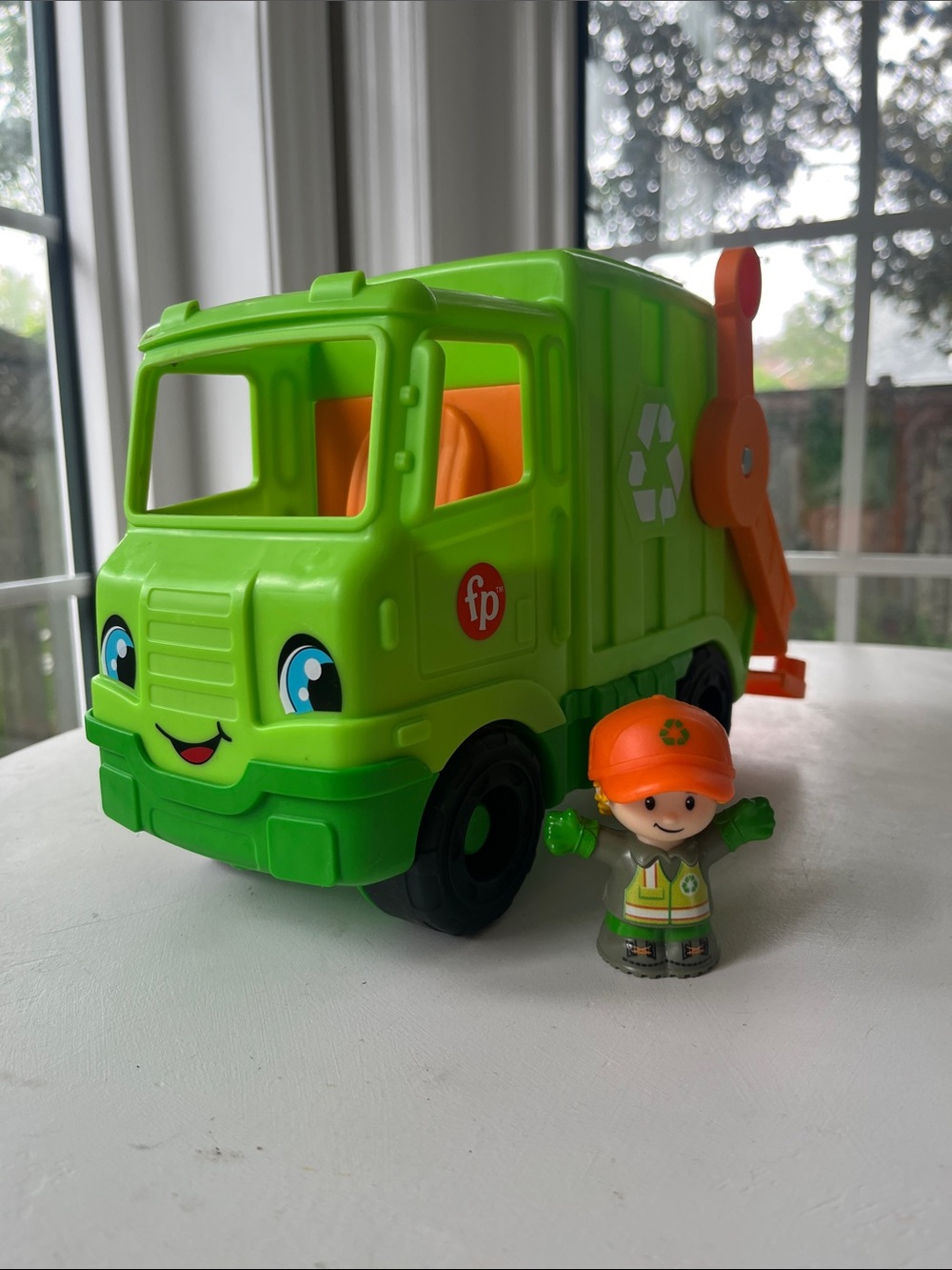 5/$25 💛Fisher-Price Bright Green and Orange Recycling Truck with Worker